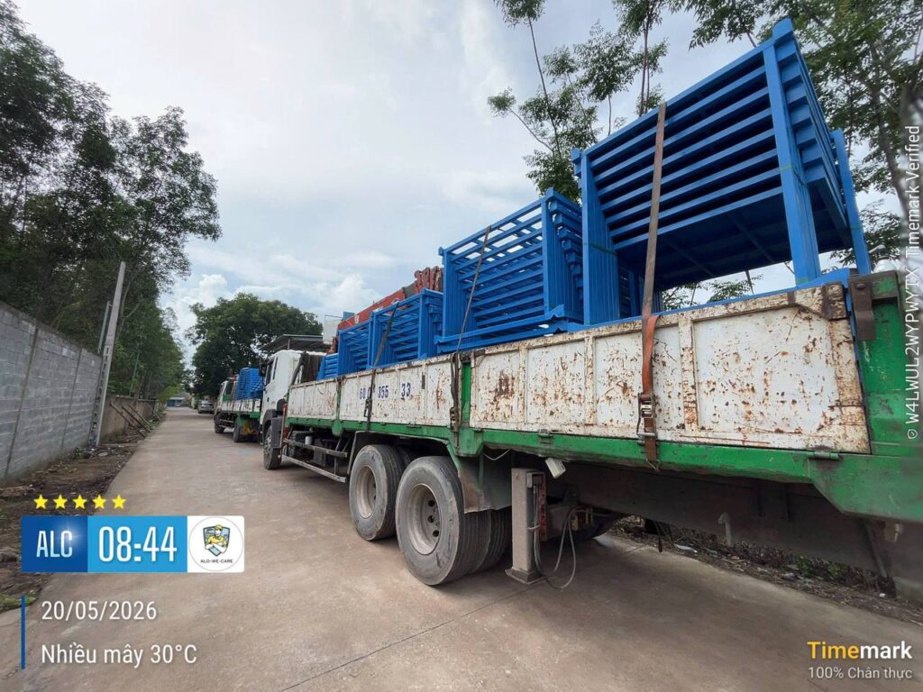 Hình ảnh thực tế ALO-WE-CARE vận chuyển khung kệ xếp chồng giao đến tận nơi cho khách hàng