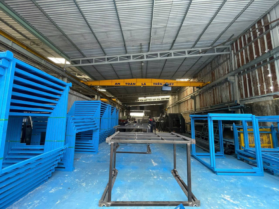 Ảnh chụp khung kệ xếp chồng trực tiếp tại xưởng cơ khí ALO-WE-CARE